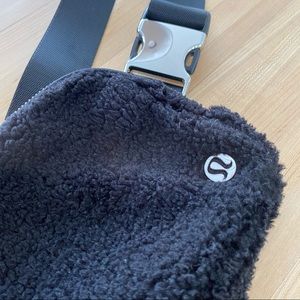 Lululemon Everywhere Fleece Belt Bag Black Sherpa TikTok
